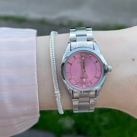 Women's Luxury Stainless Steel Quartz Watch - Picture 2 of 3